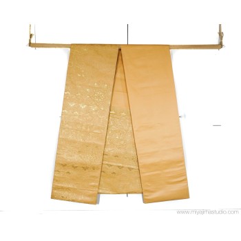Obi tradizionale vintage, cintura giapponese in seta, realizzato e cucito a mano, color oro con disegni floreali.